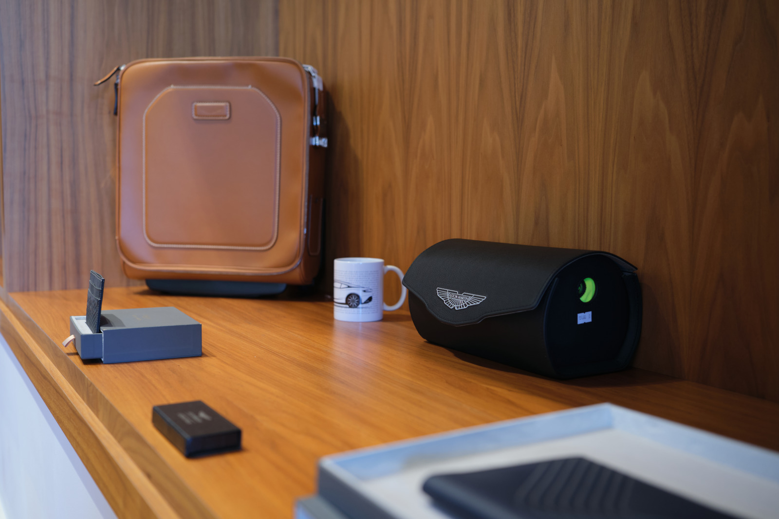 L'Univers Aston Martin - Au-delà de l'Automobile